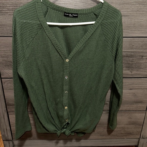 Kim & Cami cute button top!💚 - Picture 1 of 5